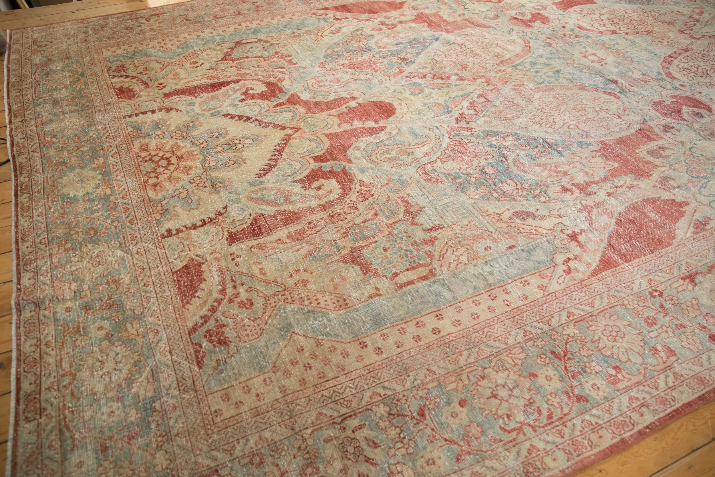 10.5x17.5 Vintage Distressed Mahal Carpet