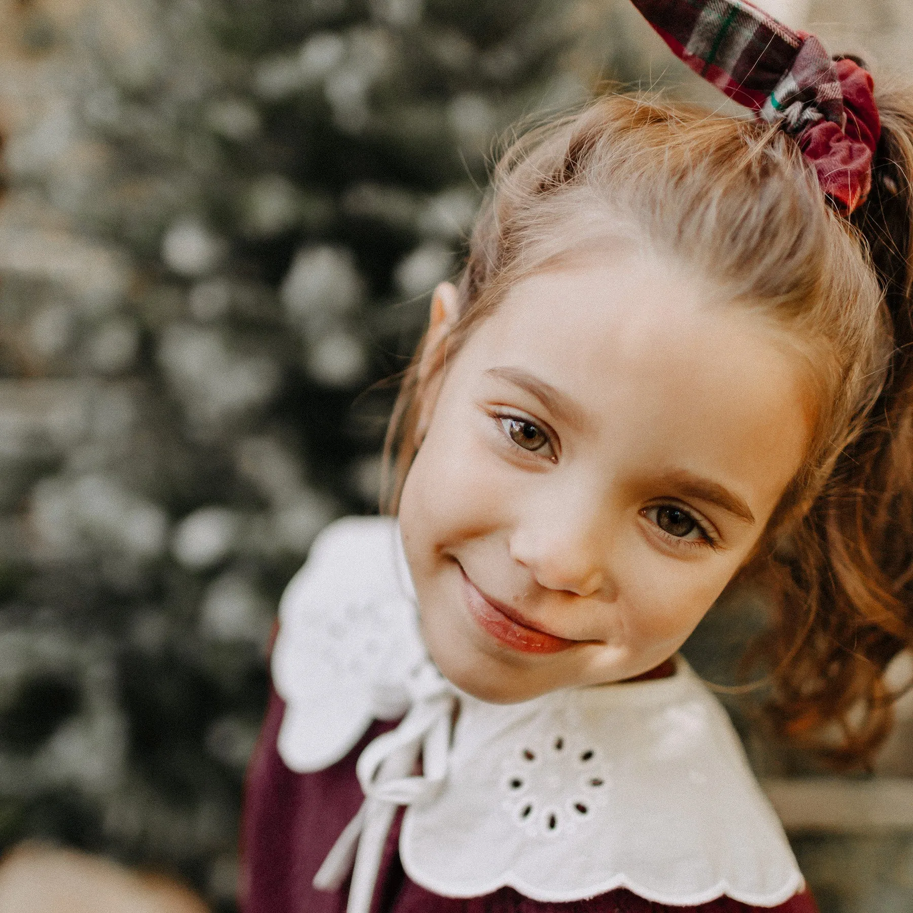 Chouchou rouge à carreaux en flanelle brossée, enfant  || Red plaid scrunchie in brushed flannel, child