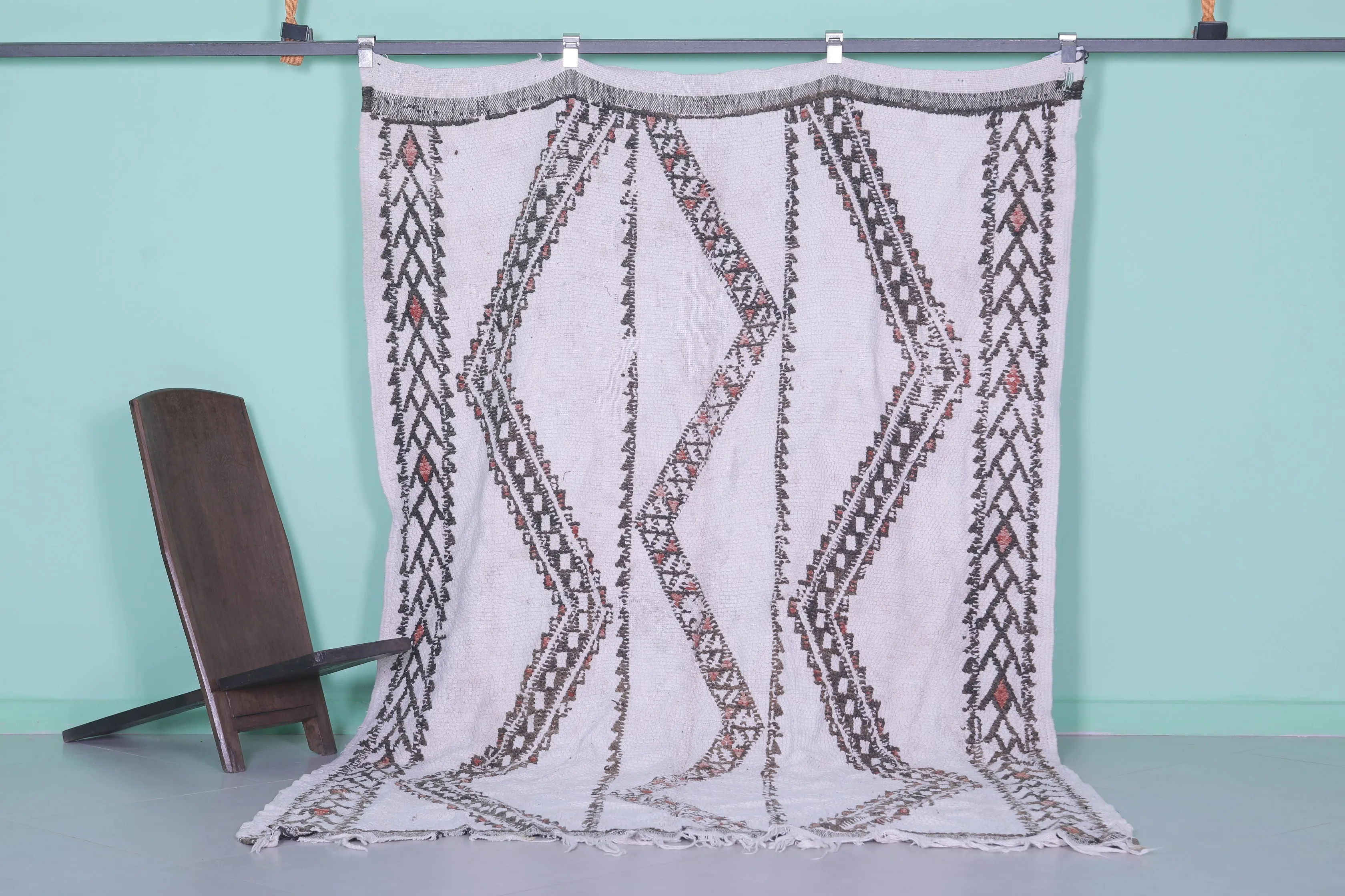 Handwoven Moroccan Rug 5.6 x 7.7 FT - Neutral Tones
