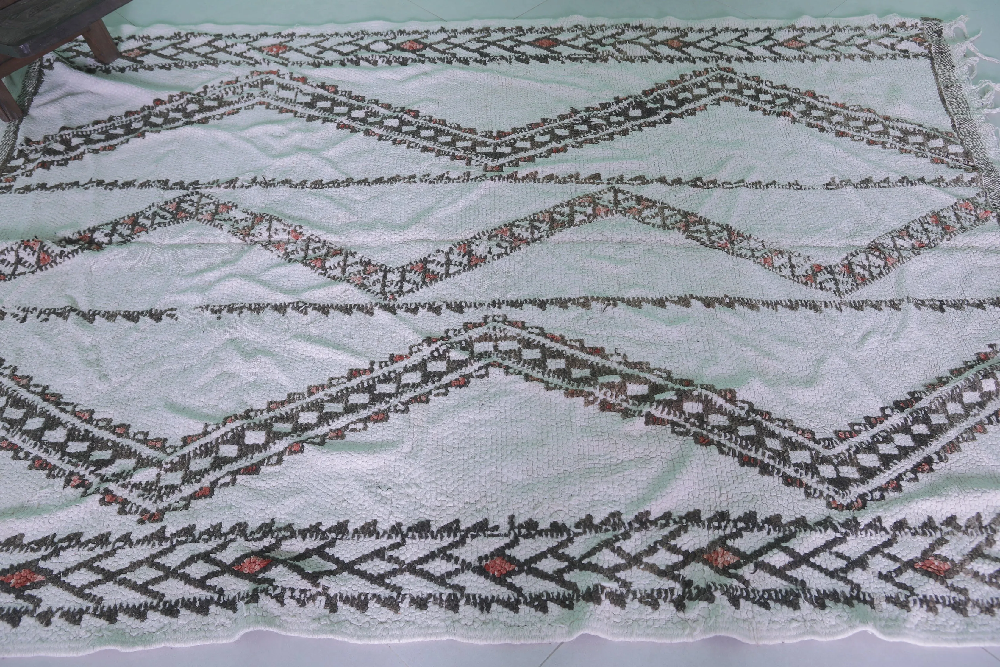 Handwoven Moroccan Rug 5.6 x 7.7 FT - Neutral Tones