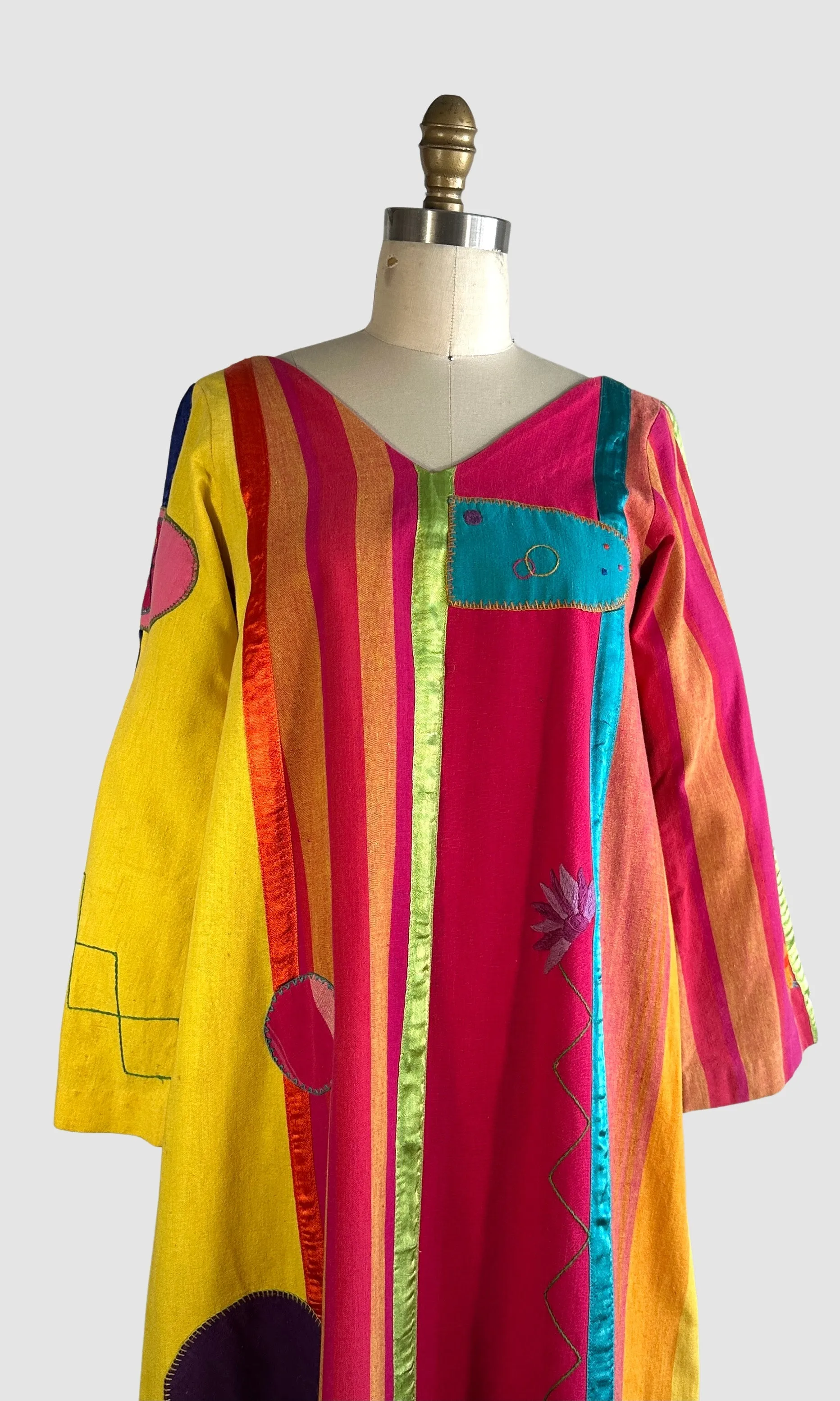 JOSEFA 70s Embroidered Mexican Kaftan • Small
