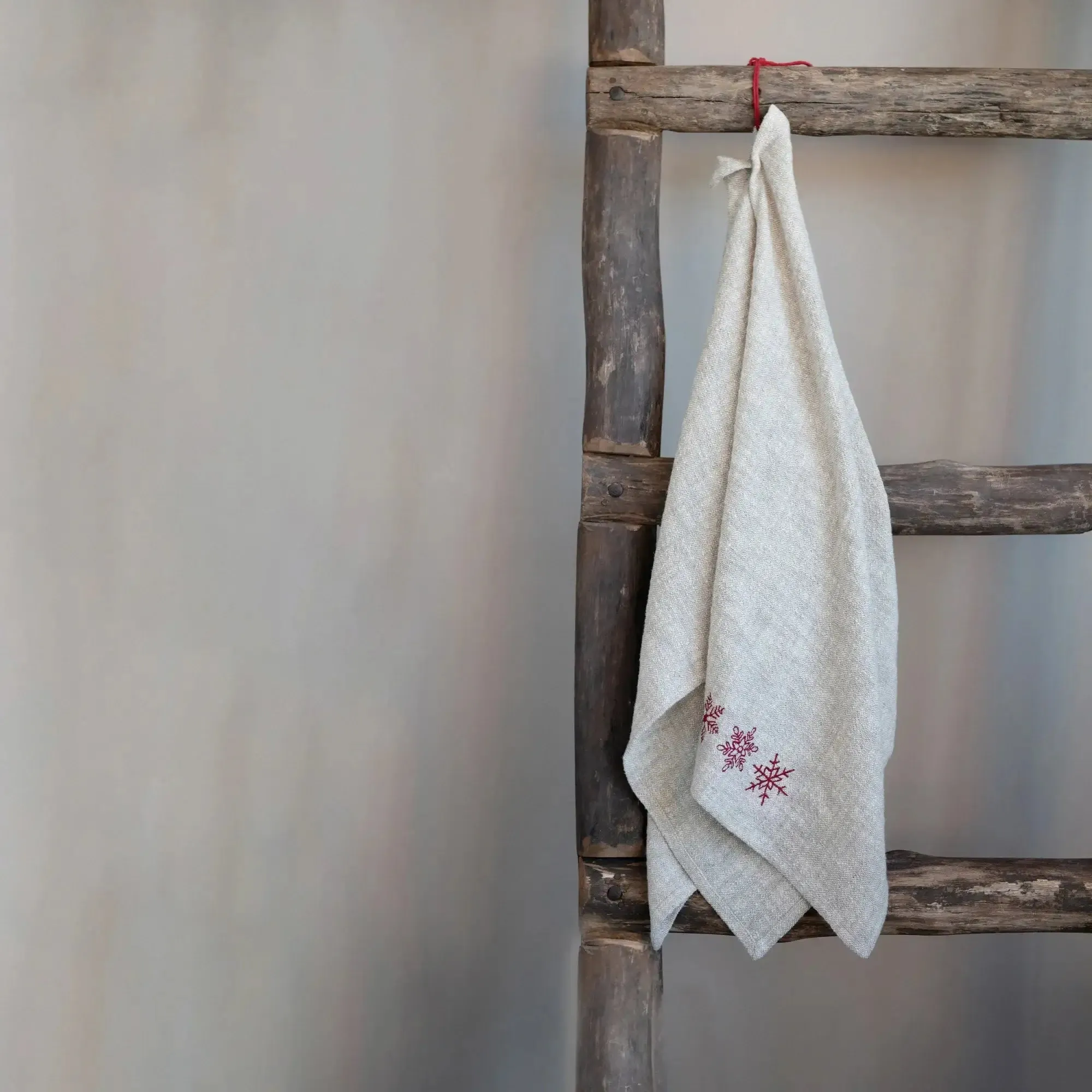 LINEN AND COTTON EMBROIDERED CHRISTMAS TEA TOWEL / NATURAL & RED