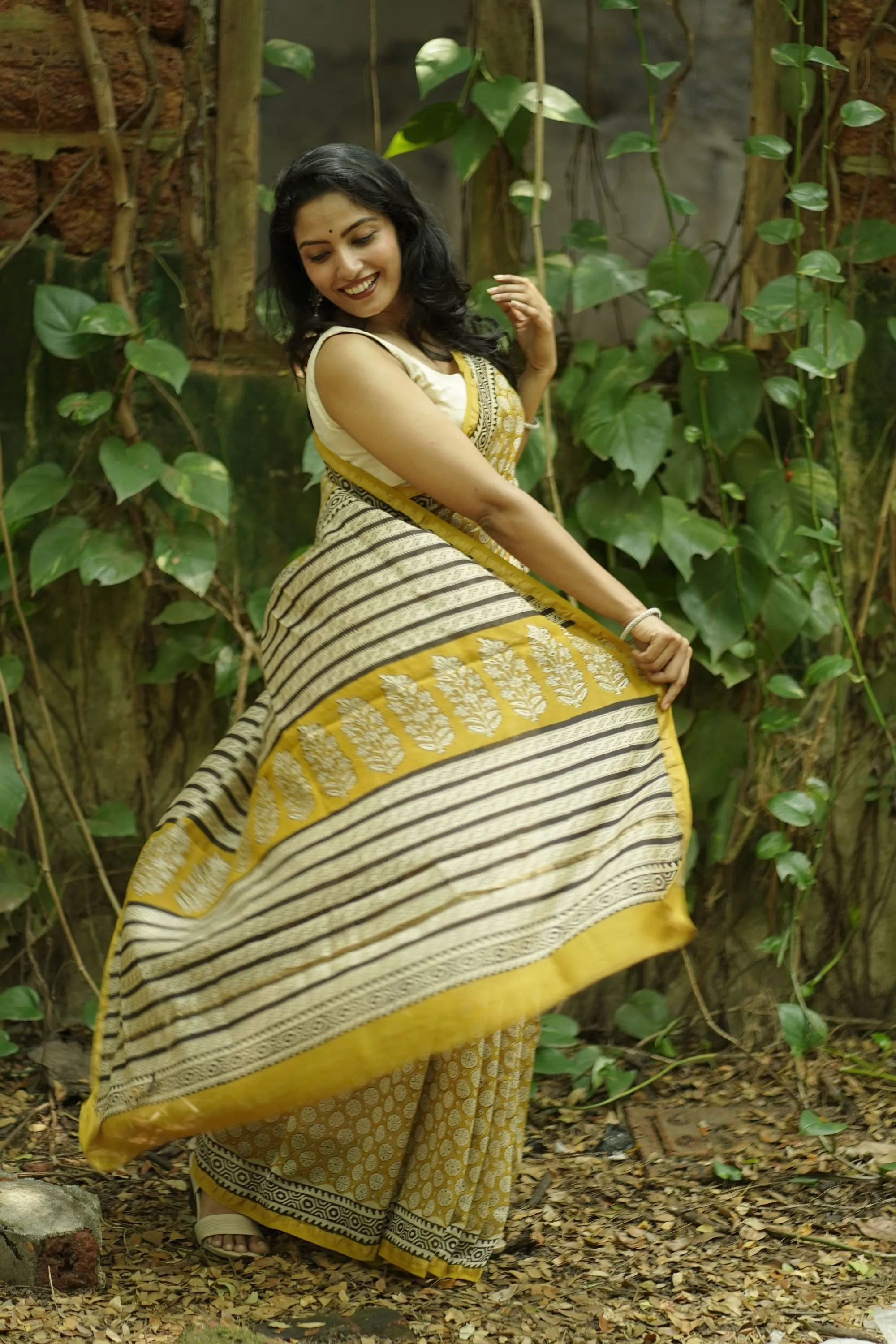 Natural dyed Bagru saree - Roheda- Yellow Syahi Begar