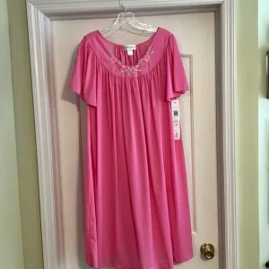 Shadowline nightgown. Rosy pink embroidered neckline. Size 1X NWT