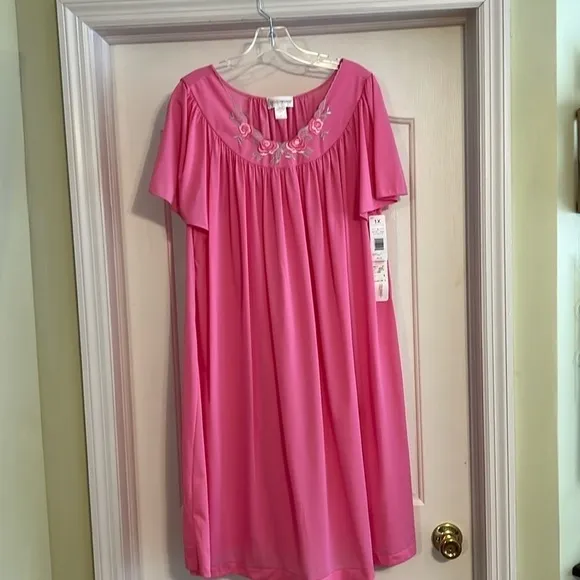 Shadowline nightgown. Rosy pink embroidered neckline. Size 1X NWT