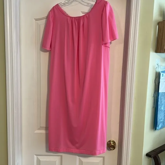 Shadowline nightgown. Rosy pink embroidered neckline. Size 1X NWT