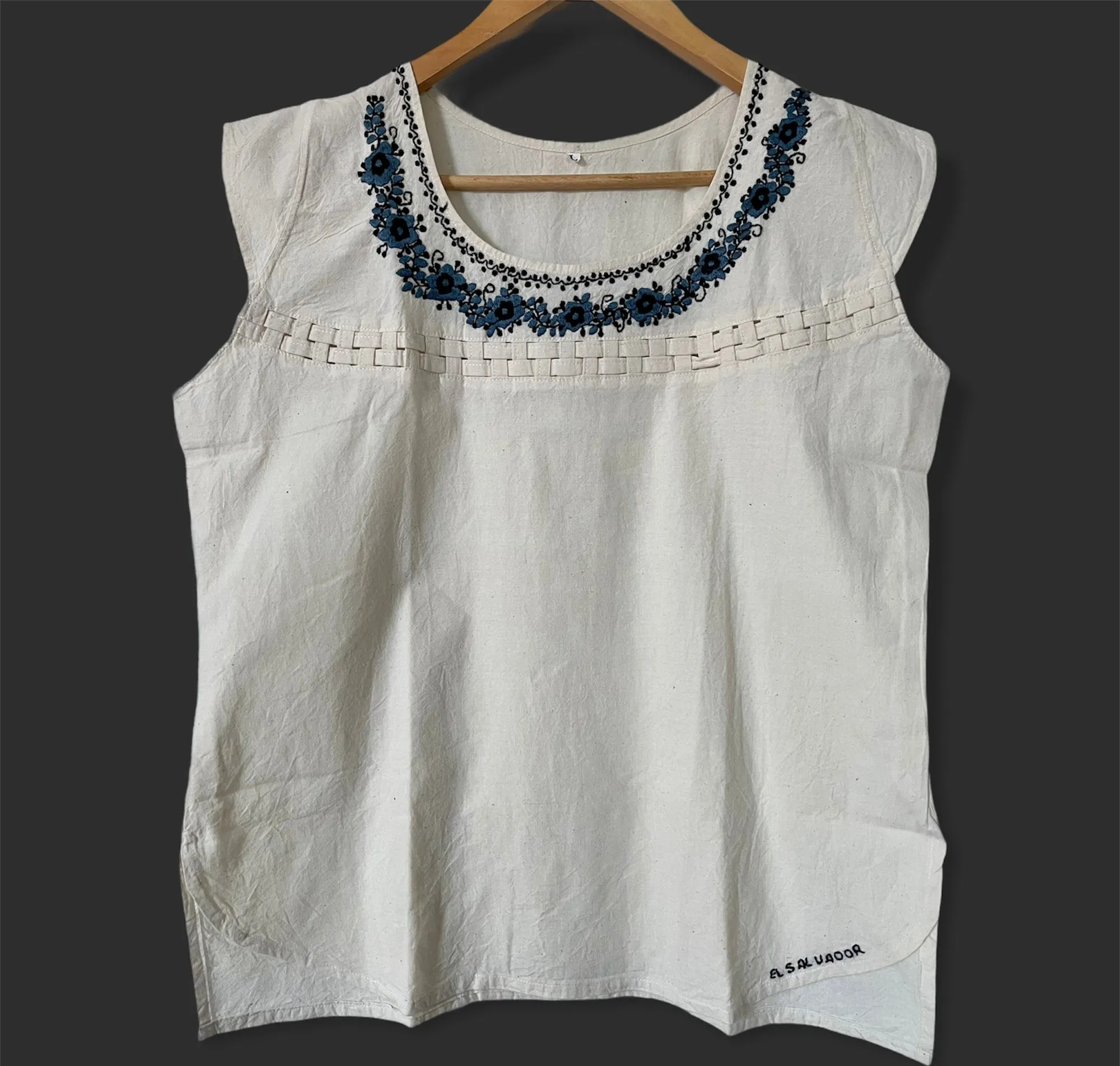 Size L Flowers Embroidered Top made in El Salvador-Blusa/Camisa hecha en El Salvador
