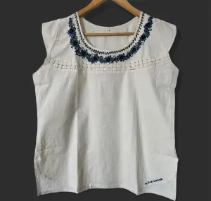 Size L Flowers Embroidered Top made in El Salvador-Blusa/Camisa hecha en El Salvador