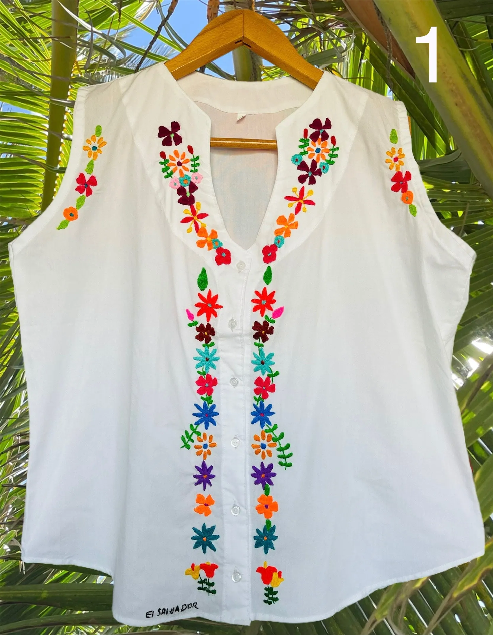 XL Traditional Floral Embroidered Top made in El Salvador-Blusa/Camisa hecha en El Salvador