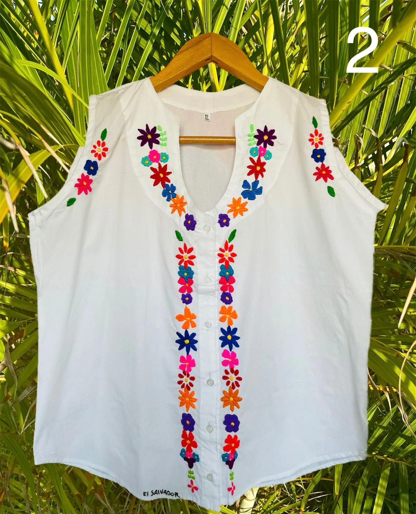 XL Traditional Floral Embroidered Top made in El Salvador-Blusa/Camisa hecha en El Salvador